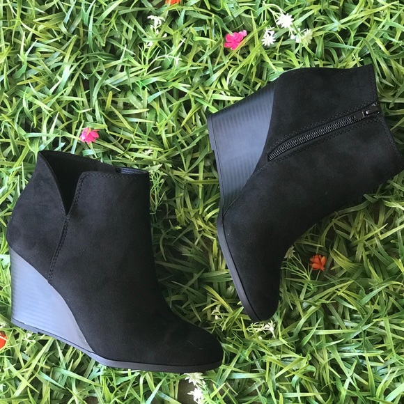 Soda ABILITY Black on Black Fx Suede Wedge Bootie - Picture 6 of 8